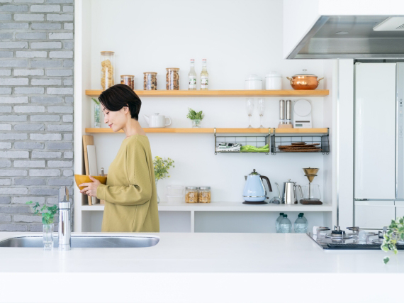 家事導線が考えられたキッチンにいる女性