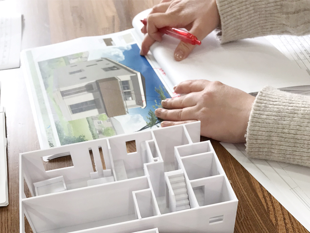 画像と3D模型でリフォーム提案する様子