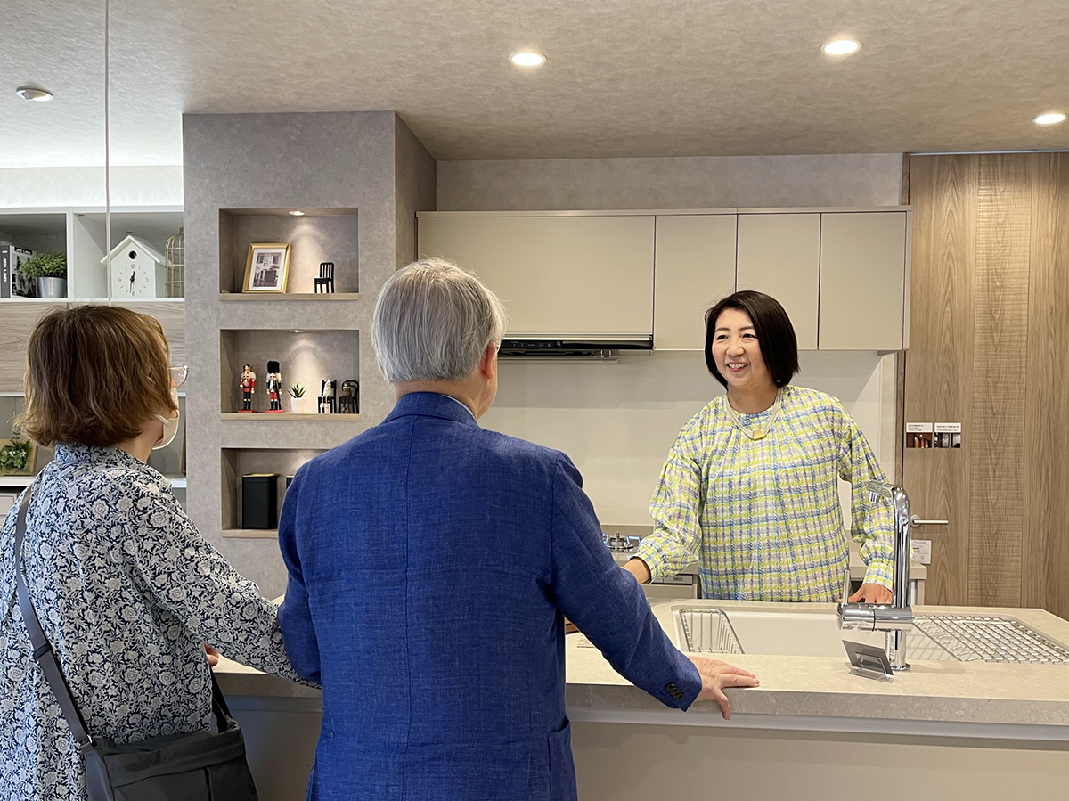 ショールームでお客様をご案内する代表