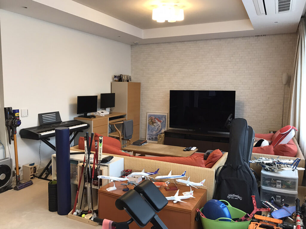 リフォーム前の片付いていないリビング